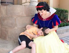 ディズニーキャストが、自閉症の少年にとった行動　「リアル白雪姫」と称賛の声