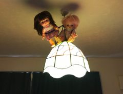 「ズット、トモダチ…」　部屋に人形を飾ったところ、衝撃の光景に