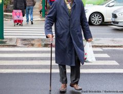 杖をついて横断歩道を渡るおじいさん　ライダーがとった行動に、世界から称賛の声！