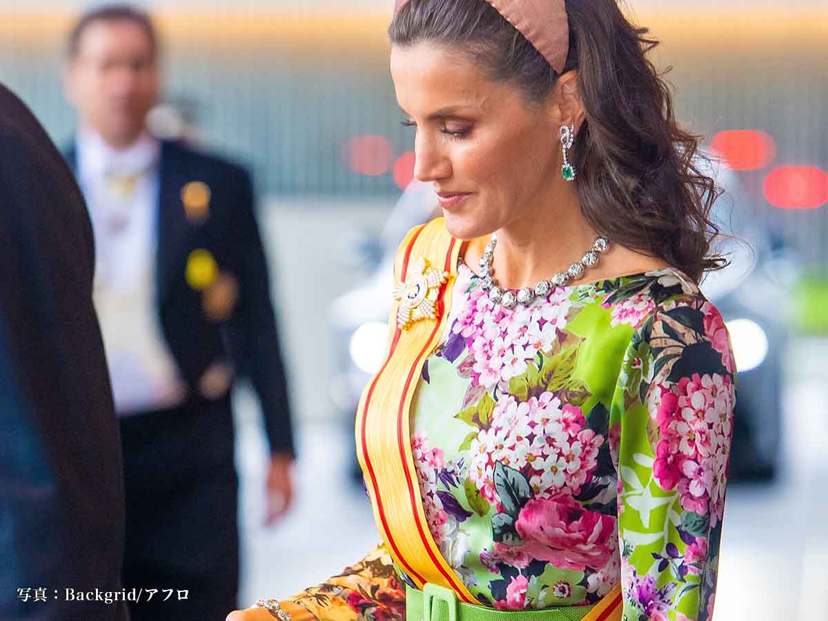 スペインのレティシア王妃が即位礼正殿の儀で着用していたドレスのブランドは？価格は？