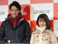 女優、浜辺美波と俳優、岡田健史が18日、東京・丸の内の東京ステーションホテルで行われた「ＪＲ　ＳＫＩＳＫＩ」キャンペーン発表会にスキーウエア姿で出席した