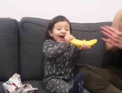 いたずらのつもりが感動動画に　クリスマスにバナナをもらった娘がかわいすぎた