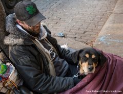 路上で愛犬を温めていたら…　あの映画スターがホームレスと間違えられる