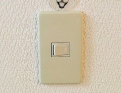 照明スイッチの上に置かれた『顔』の効果　壁の見方が一変して？