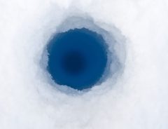 深さ１３０ｍの穴に氷を落とすと…？　南極で撮影された動画に、反響