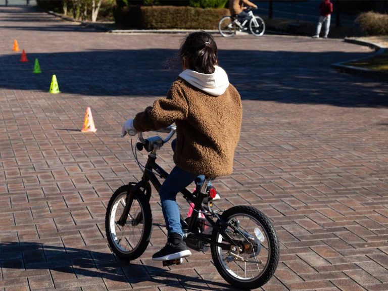 自転車練習する娘に 近付いてきた年配女性 続く行動に 泣いた 素晴らしい Grape グレイプ
