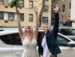 外出自粛のニューヨーク　『路上ウエディング』をしたカップルに祝福の嵐