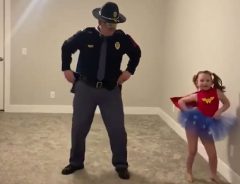「最高にかわいい動画」　警察官の父親が、ノリノリな娘とぎこちないダンスを披露