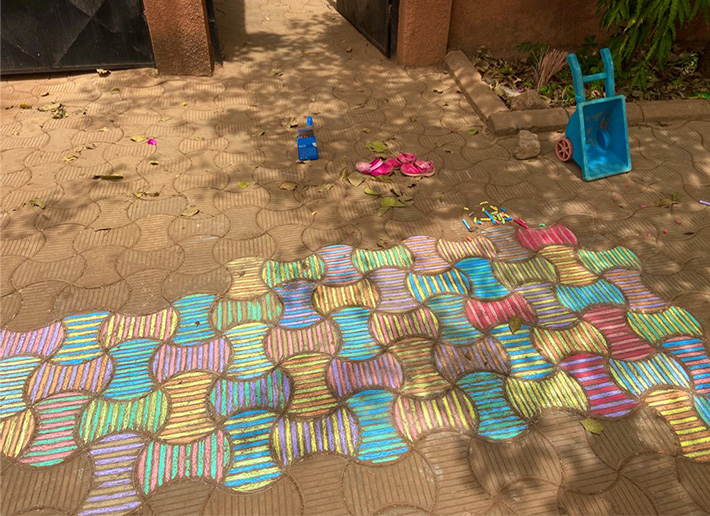 ヒマを持て余した４歳児が 庭に 落書き 作品に２２万人が反響