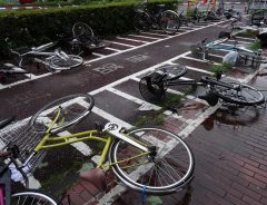 大雨の中で配達していたヤマト配達員　倒れた自転車を見るなり…？