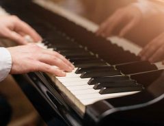 『大御所作曲家』が自宅のピアノで演奏する動画を無料公開！お家時間を贅沢に過ごしたい方にぜひ