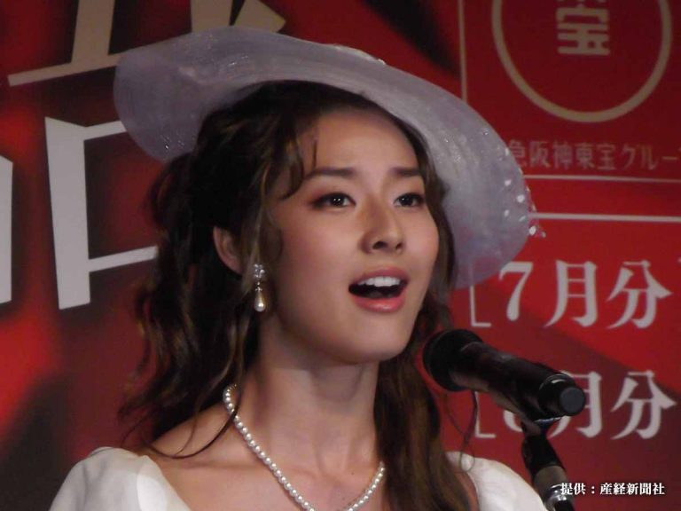 すみれ、布団１枚でリモート撮影！美しい背中にファン「羽が生えてきそう…」