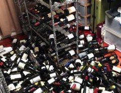 言葉を失う　コレクションしていたワインが…棚から落ちた原因は？