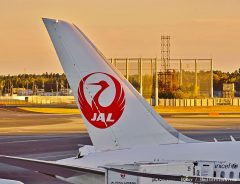 世界の航空会社が破綻する中、日本航空がほぼ全社員に１５万円の特別支給金