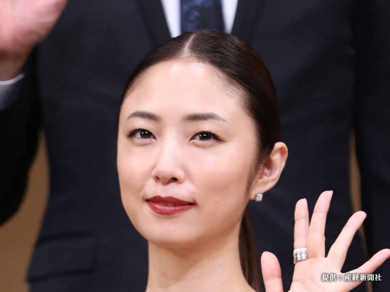 MEGUMI、忙しすぎる近況を報告！セクシーな肩出しワンピース姿に「余裕そう…」