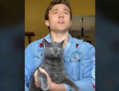 猫を抱いて熱唱する男性の動画が話題　「吹いた」「笑いすぎて息ができない」