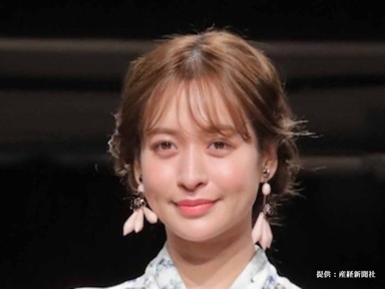 野崎萌香、谷間チラリな私服ショットを公開! ファン「胸元にしか目がいかない…」
