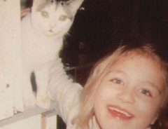 子猫と一緒に写る幸せそうな女の子の写真　その２０年後…　「涙が止まらない」
