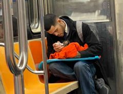 NYの地下鉄で目撃された心温まる光景　男性がヒザの上に乗せていたのは…？