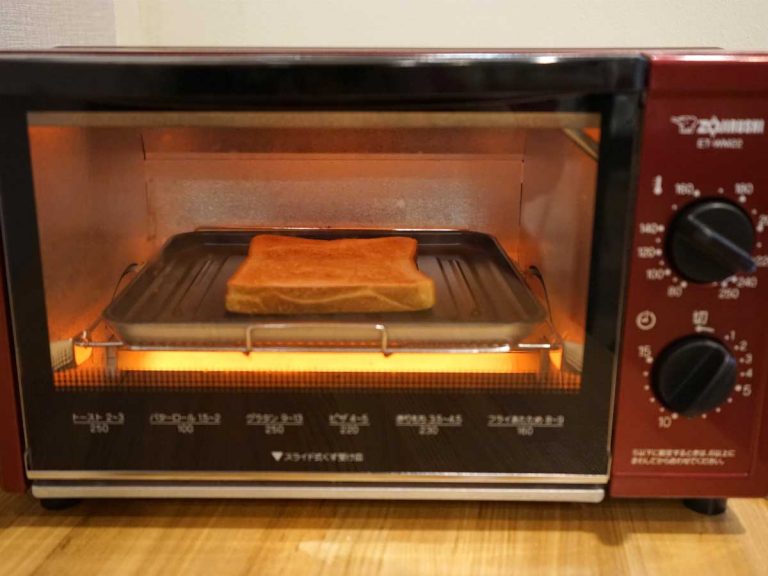 オーブントースターで焼いた食パン バターを塗ったあと 上から 1 Grape グレイプ