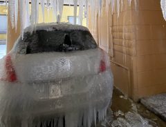 大雪の日に出勤したら、駐車場で驚くべき光景が…　「雪国怖すぎ」「戦慄した…」