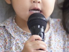 ２歳の女の子が歌う童謡が世界中で話題に！　ついにCDデビューまで決まり…？