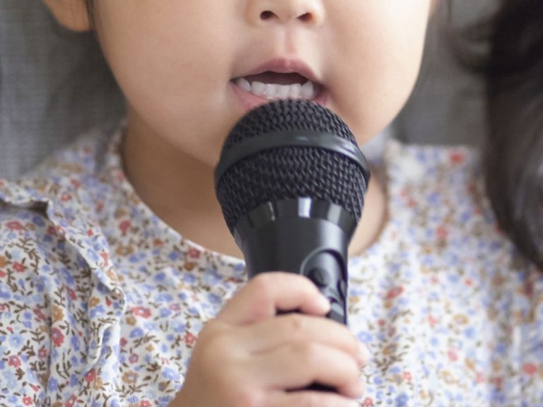 ２歳の女の子が歌う童謡が世界中で話題に ついにcdデビューまで決まり Grape グレイプ