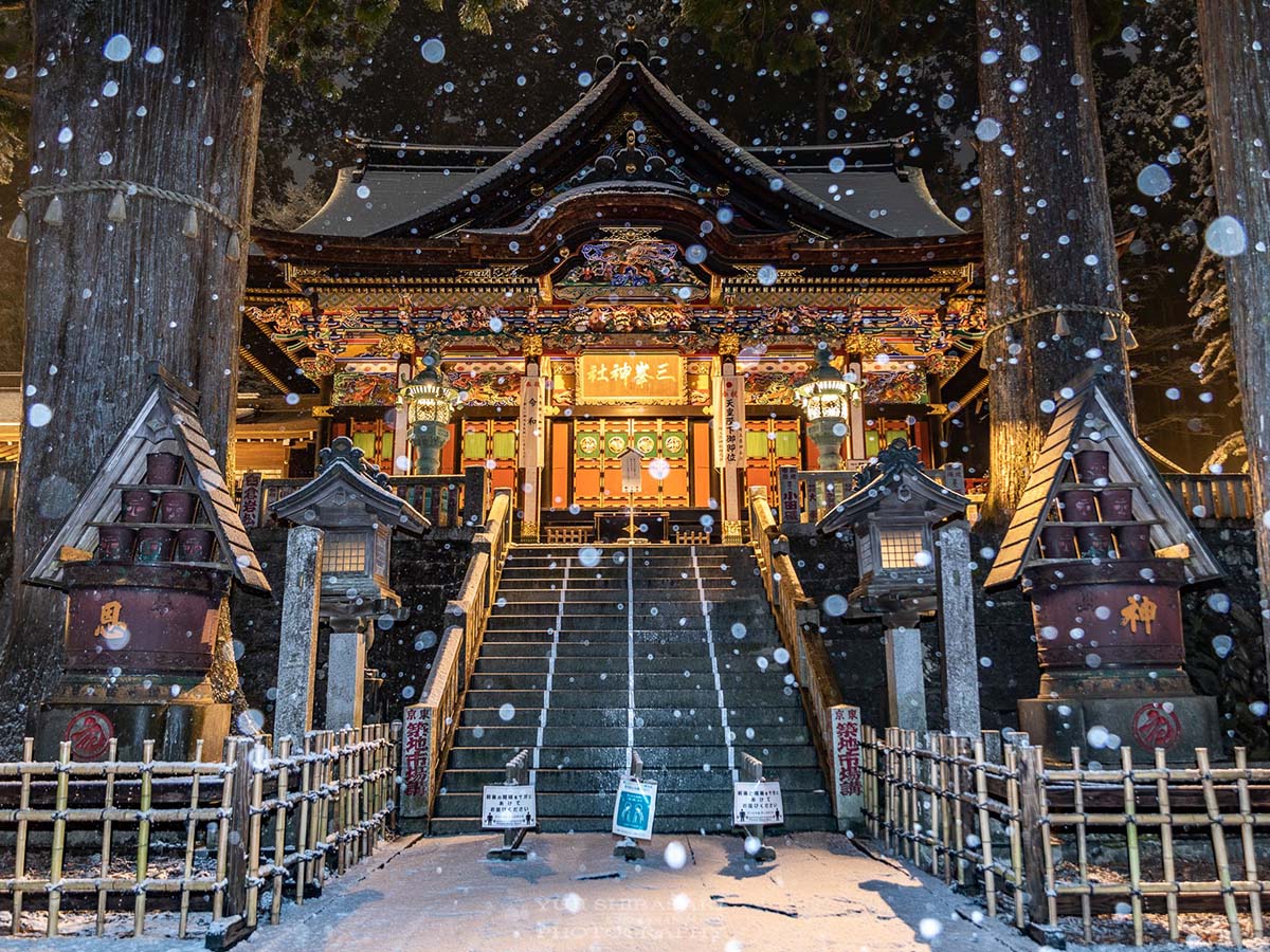雪が舞う三峯神社 神秘的で美しい ４枚の写真がこちらです Grape グレイプ