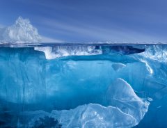 世界一透明度の高い湖で撮られた氷の写真　その美しさに反響！