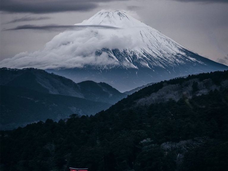 国内外から反響 まるで水墨画のような富士山と芦ノ湖を収めた２枚の写真が美しい Grape グレイプ