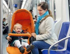 子どもと一緒でも安心してでかけたい　長距離電車での車内の過ごし方