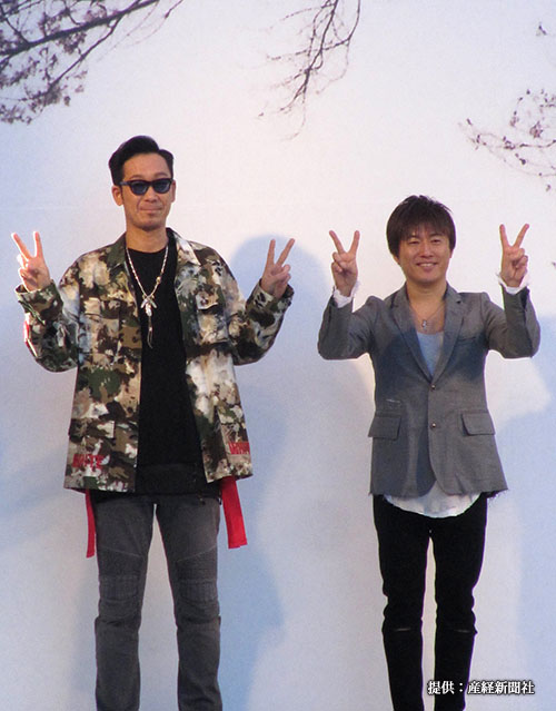 人気デュオ、コブクロが１５日、東京・芝公園の東京タワー１階特設ステージで、ヒット曲「未来」の特別盤「未来　Ｓｐｒｉｎｇ　Ｐａｃｋａｇｅ」の発売記念イベントを行った。会見する黒田俊介（左）と小渕健太郎。