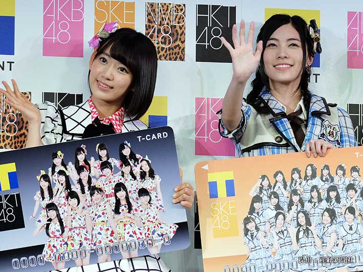 （左から）HKT48の宮脇咲良、SKE48の松井珠理奈 2015年