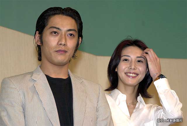 結婚会見を開いた反町隆史さんと松嶋菜々子さん 2001年