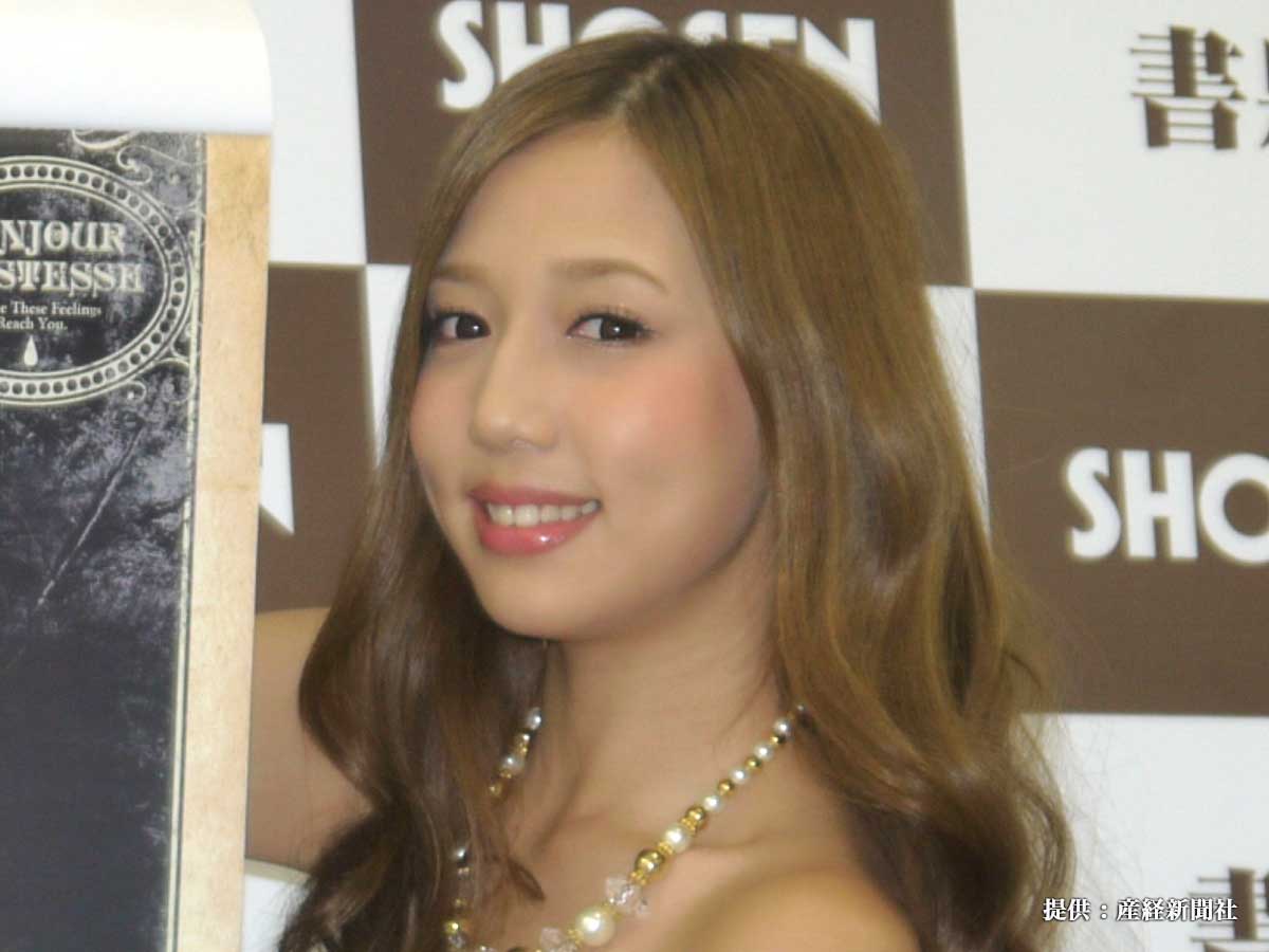 2014年カレンダーの発売記念イベントを開催した丸高愛実さん 2013年