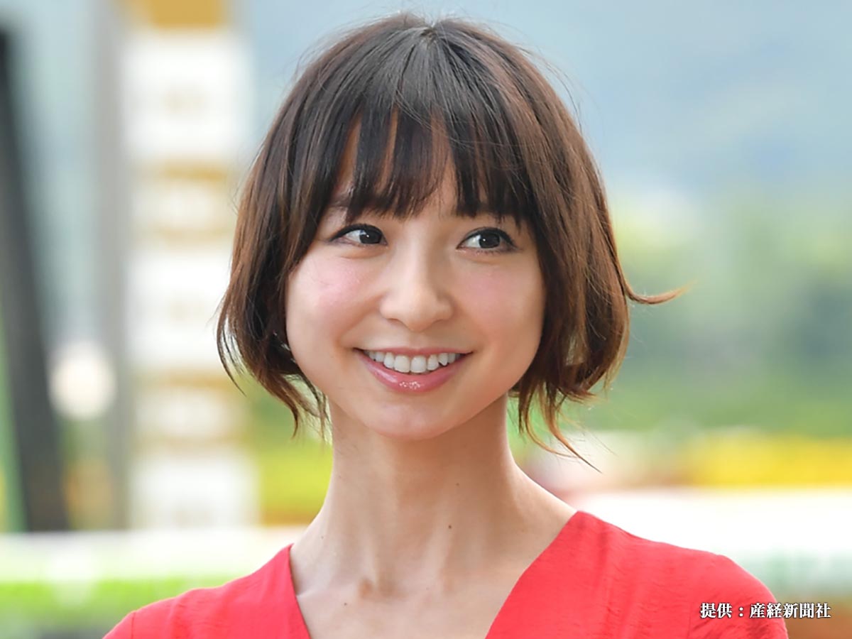 競馬福島１１Ｒ　バーデンバーデンカップ　プレゼンターの女優、篠田麻里子