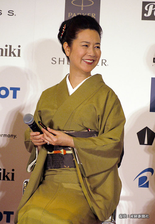 「第13回万年筆ベストコーディネイト賞２０１６」に選ばれ表彰式に出席した女優の名取裕子