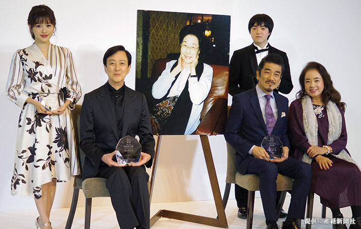 「第10回岩谷時子賞」の授賞式に出席した宇崎竜童・阿木耀子夫妻