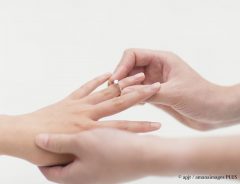 婚約指輪をはめるイメージ写真