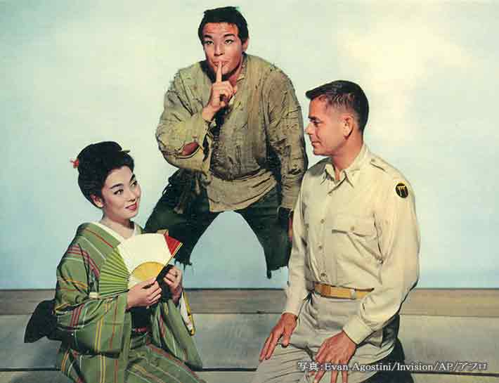 映画『八月十五夜の茶屋』に出演した京マチ子（写真左） 1956年