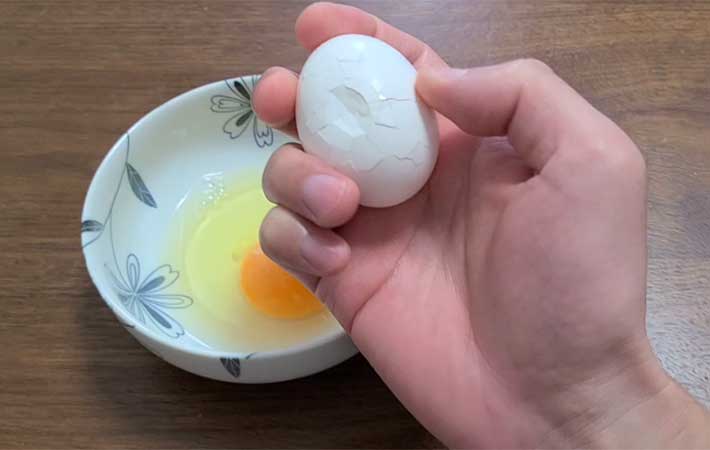 卵を片手で割れない！　簡単に割るコツは握りつぶすこと？　動画で片手割りを実践