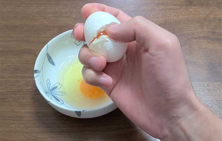 卵を片手で割れない！　簡単に割るコツは握りつぶすこと？　動画で片手割りを実践
