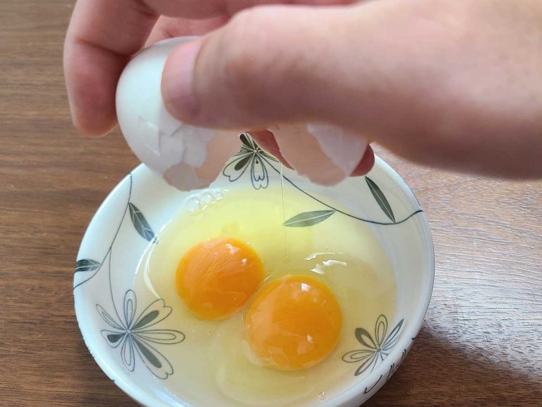 卵を片手で割るメリットって何 割るコツは叩く場所と親指の使い方 動画で見ると Grape グレイプ