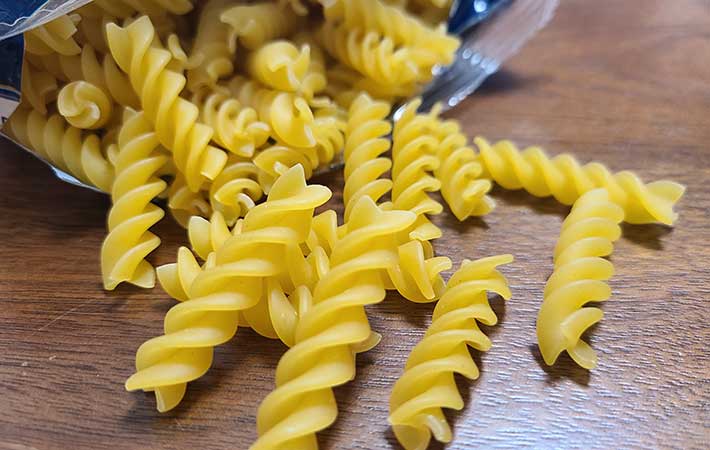 パスタとスパゲティって何が違うの？　種類や定義で比べてナポリタンに合うのは？
