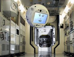 近い将来、宇宙飛行士のお供はこんなAIロボットに？　でも顔がちょっと怖い