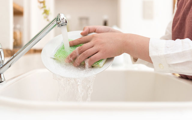 食器洗いは お湯 Or 水 どっち 汚れによる使い分け 手荒れの差を確認 Grape グレイプ
